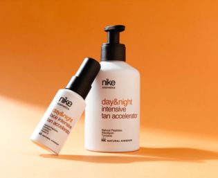 Chica aplic&aacute;ndose crema corporal